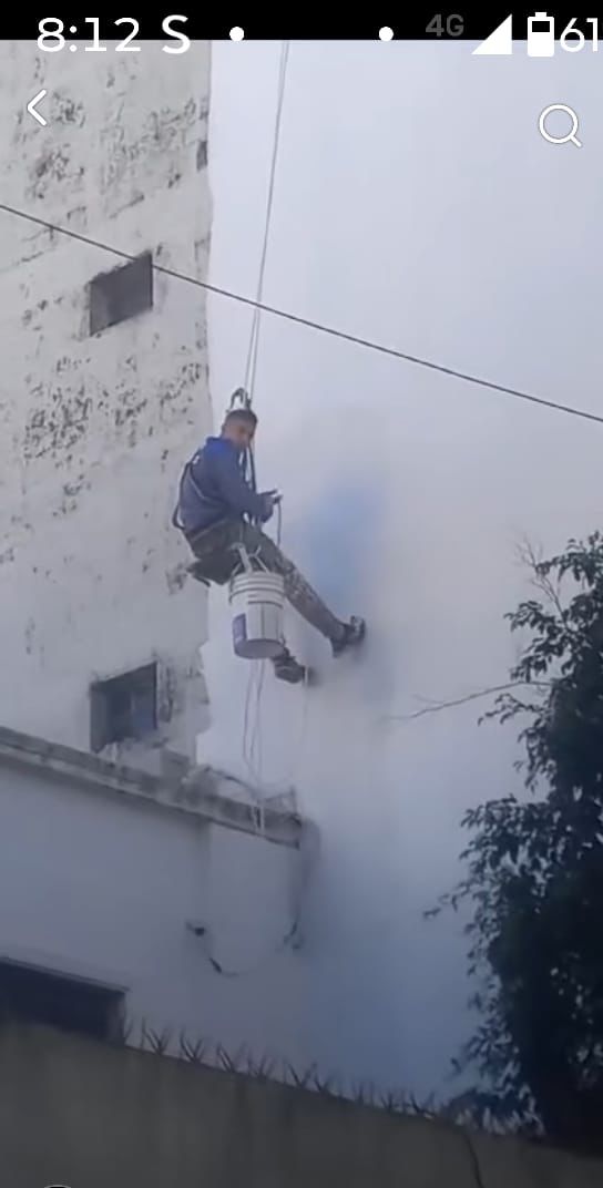 Trabajo en altura con silleta sobre fachada de edificio en CABA